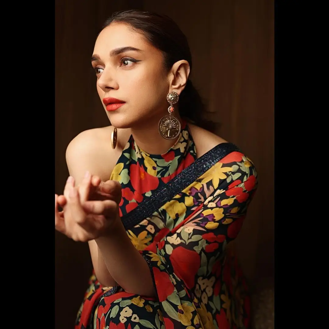 SOUTH INDIAN ACTRESS ADITI RAO HYDARI IN RED SAREE SLEEVELESS BLOUSE